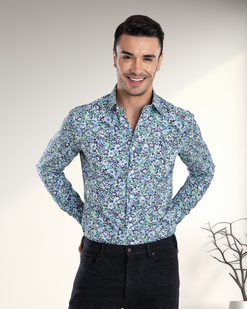 Ultramarinblau-grüne Drucke auf weißem Hemd