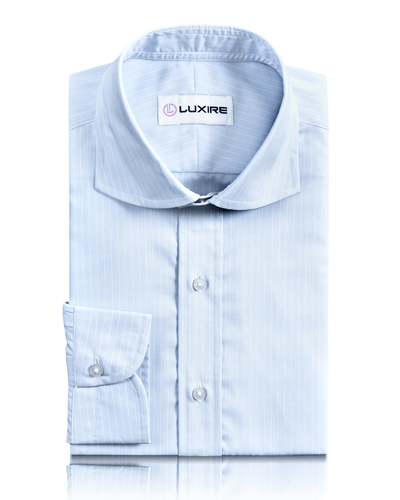 Weiße Haarstreifen auf Hellblau