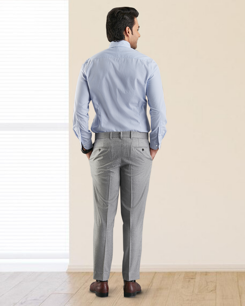 Hellblaues Streifenhemd