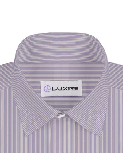 Weiße Nadelstreifen auf Lila