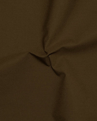 Chino in grünlichem Khaki