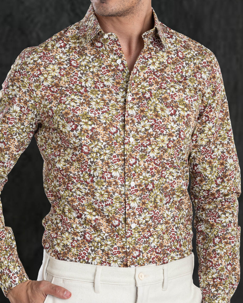 Olivgrüne kastanienbraune Drucke auf Weiß