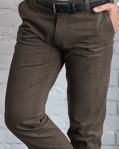 Chino Performance : chevrons marron
