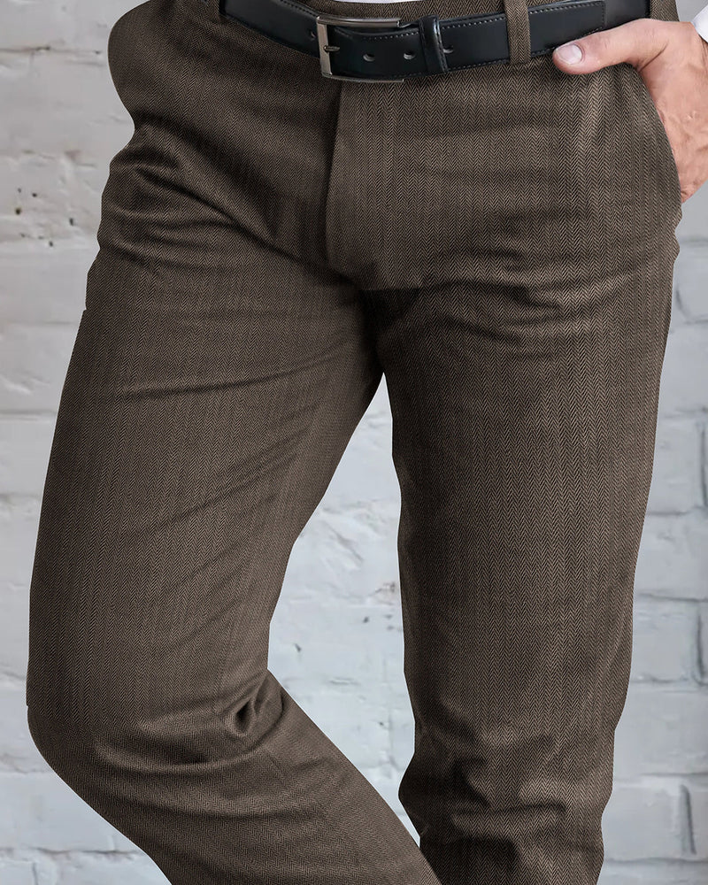 Chino Performance : chevrons marron