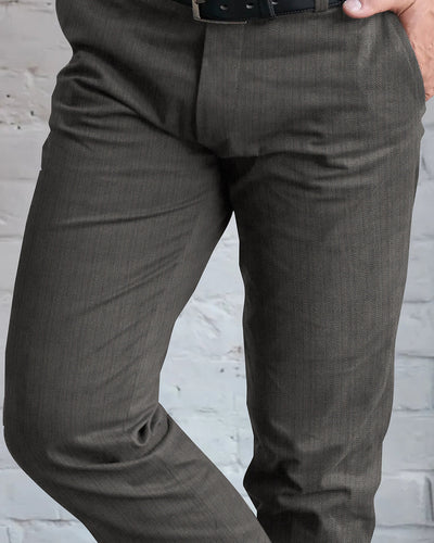 Performance-Chino: Graues Fischgrätenmuster