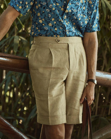 Plissierte goldgelbe Leinen-Shorts