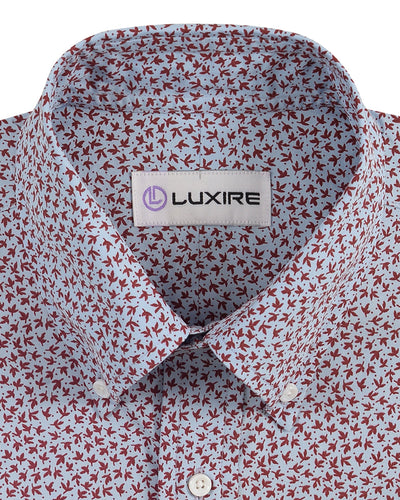 Weinblattdrucke auf himmelblauem Hemd