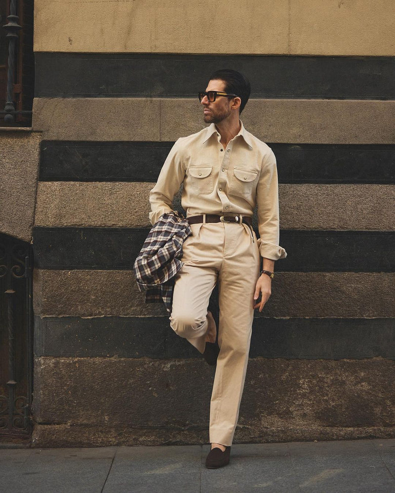 Hose aus Khaki-Twill mit Falten