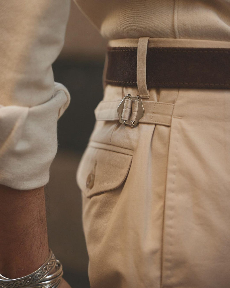 Hose aus Khaki-Twill mit Falten