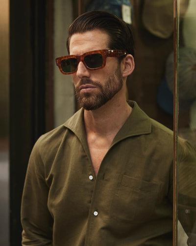 Chemise d'été en lin olive avec patte de boutonnage d'une seule pièce