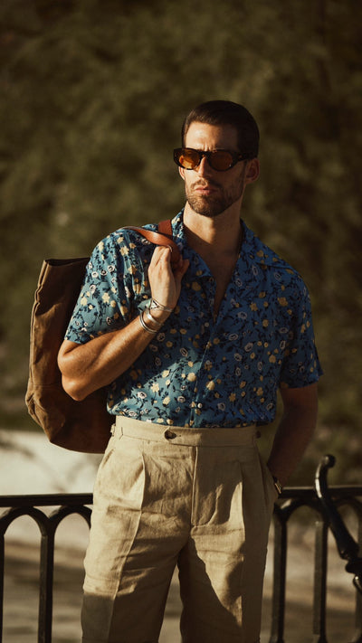 Weiße und gelbe Blume auf hellblauem bedrucktem Hemd