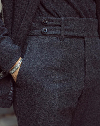 Dunkelgraue High Rise-Hose aus Wollflanell mit Doppellasche