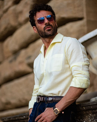 Sommerhemd aus hellgelbem Leinen mit einteiliger Kragenleiste