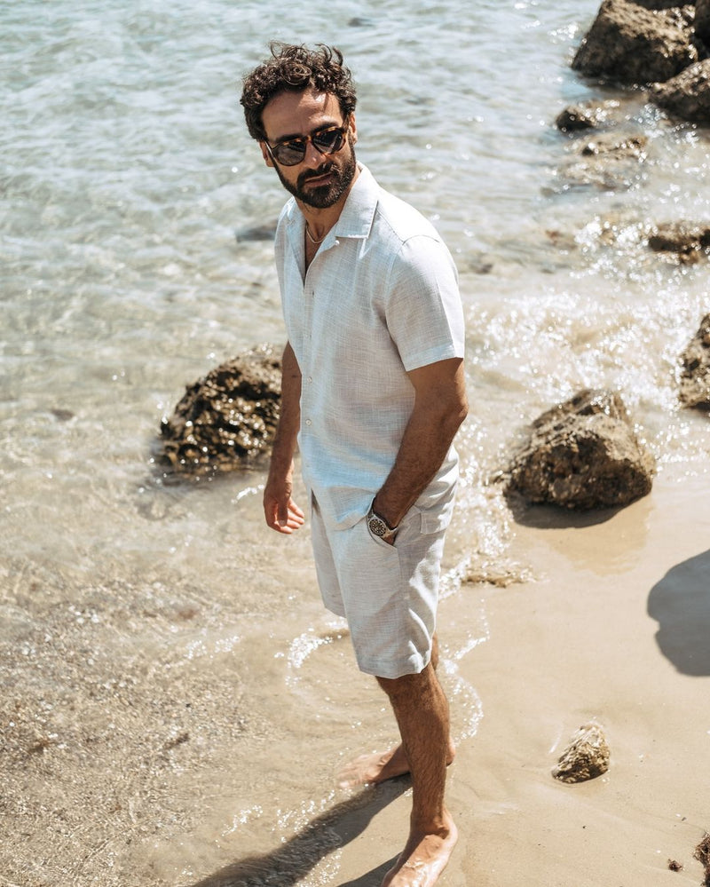 Hellgraues Hemd mit Camp-Kragen