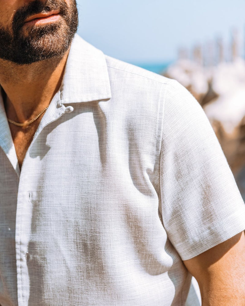 Hellgraues Hemd mit Camp-Kragen