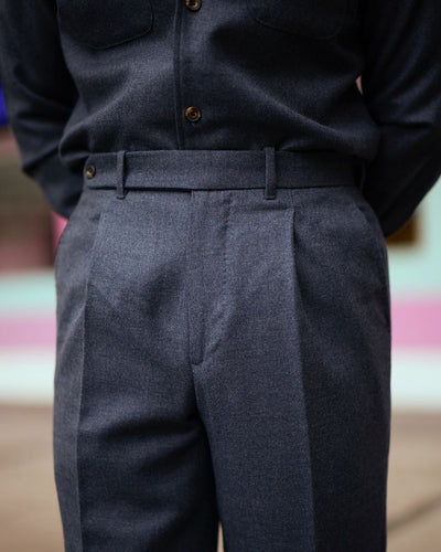 Plissee Dugdale marineblaue Wollflanell-Anzughose mit hohem Bund