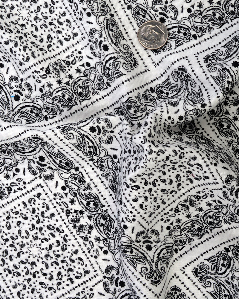 Weißes T-Shirt mit Diamant-Paisley-Muster