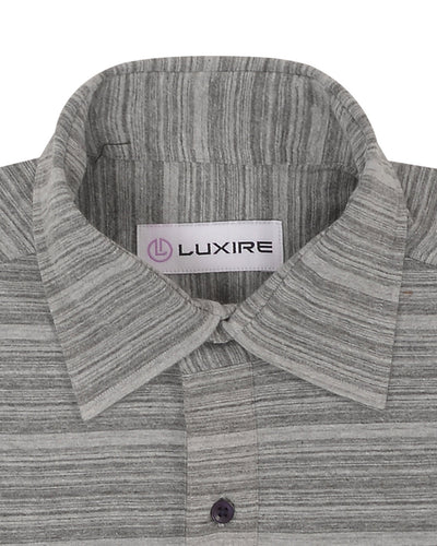 Grau gestreiftes Polo-T-Shirt