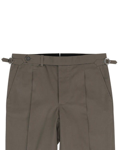 Chino aus umbrafarbenem Twill
