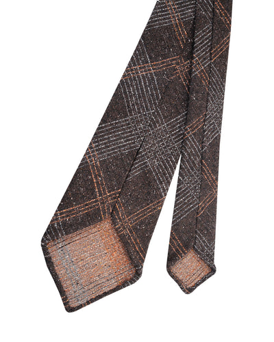 Weiße und orange Karos auf trockenem Holz