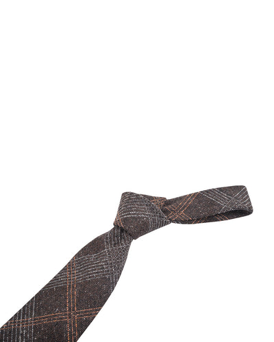 Weiße und orange Karos auf trockenem Holz