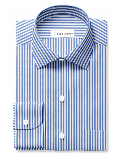 Rayures classiques bleues au crayon sur fond blanc