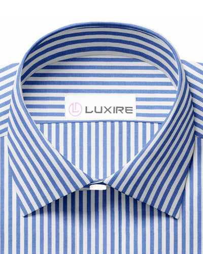 Rayures classiques bleues au crayon sur fond blanc