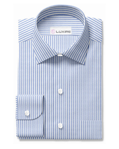 Robe bleue à rayures sur fond blanc