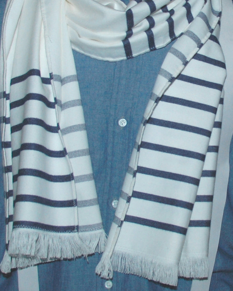 Flanellschal – Marineblaue Streifen auf Weiß