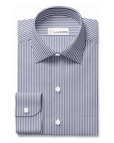 Robe bleue à rayures sur fond blanc