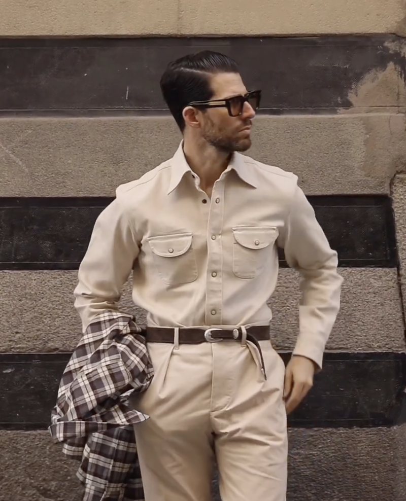 Hose aus Khaki-Twill mit Falten