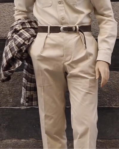 Hose aus Khaki-Twill mit Falten