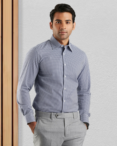 Marineblaues, kleines Gingham-Hemd