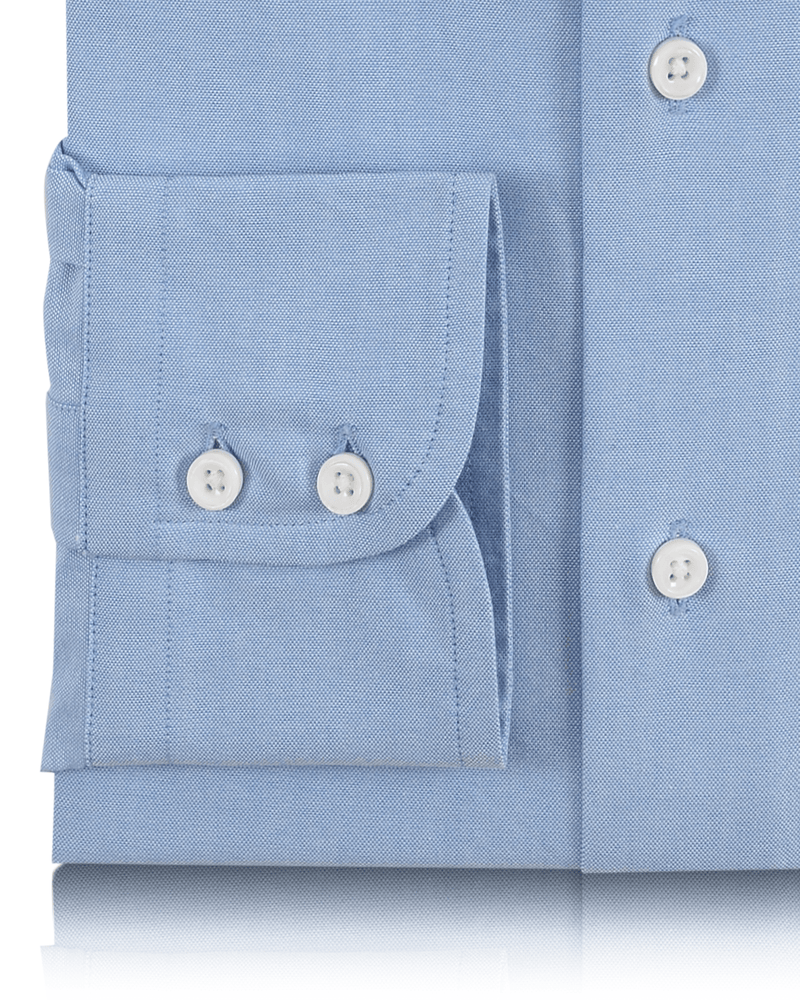 Klassisches blaues Sommer-Oxford-Hemd