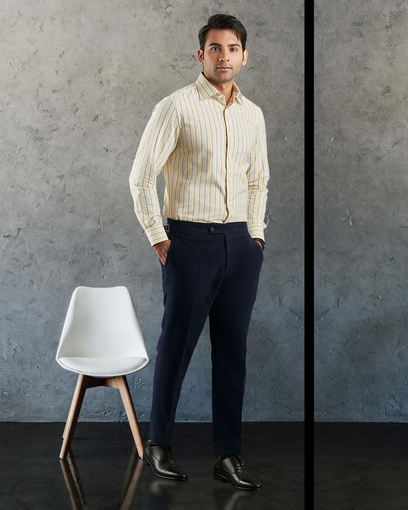 Indigoweiße Streifen auf hellgelbem Oxford-Hemd