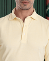 Buttergelbes Polo-T-Shirt
