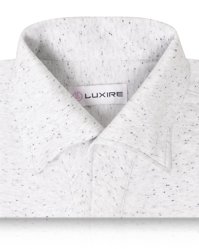 Gesprenkeltes weiß-graues Poloshirt