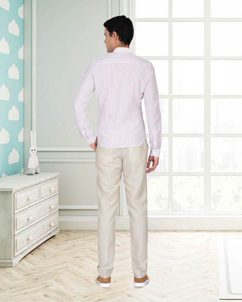 Baumwollleinen: Rot-blaue abwechselnde Streifen auf weißem Hemd