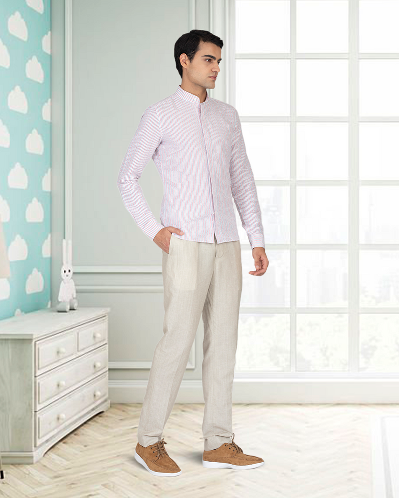 Baumwollleinen: Rot-blaue abwechselnde Streifen auf weißem Hemd