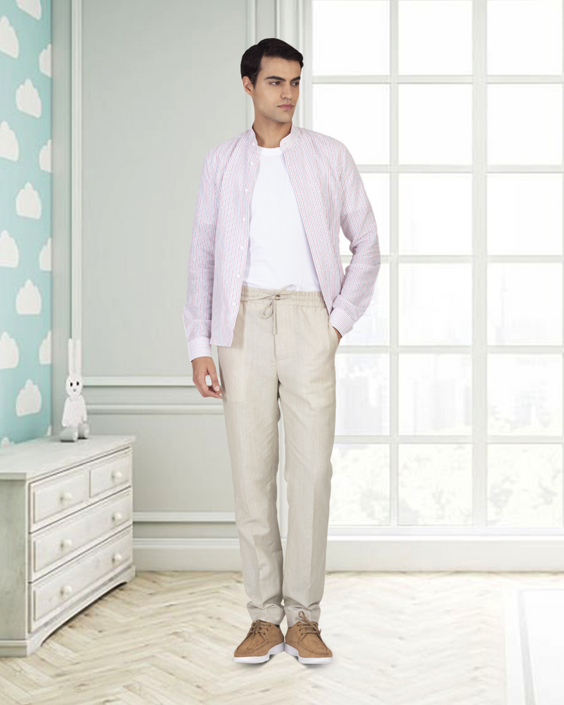 Baumwollleinen: Rot-blaue abwechselnde Streifen auf weißem Hemd