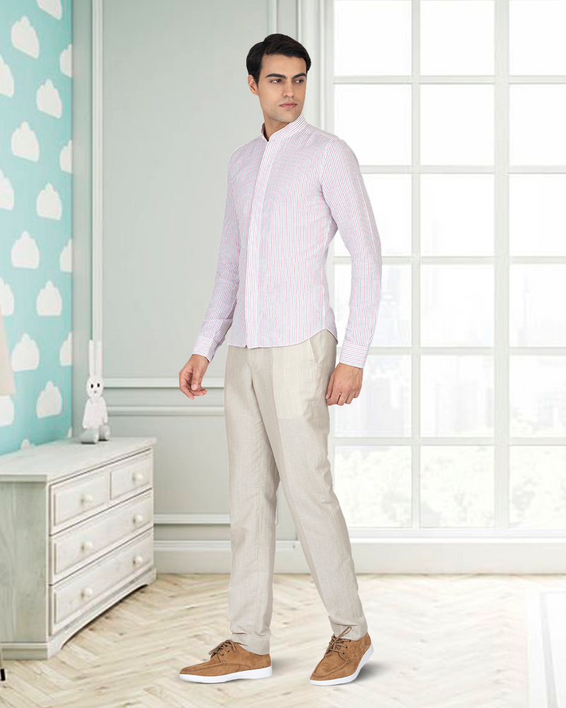 Baumwollleinen: Rot-blaue abwechselnde Streifen auf weißem Hemd