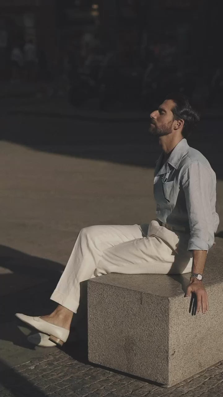 Sommerhemd mit Camp-Kragen aus himmelblauem Leinen