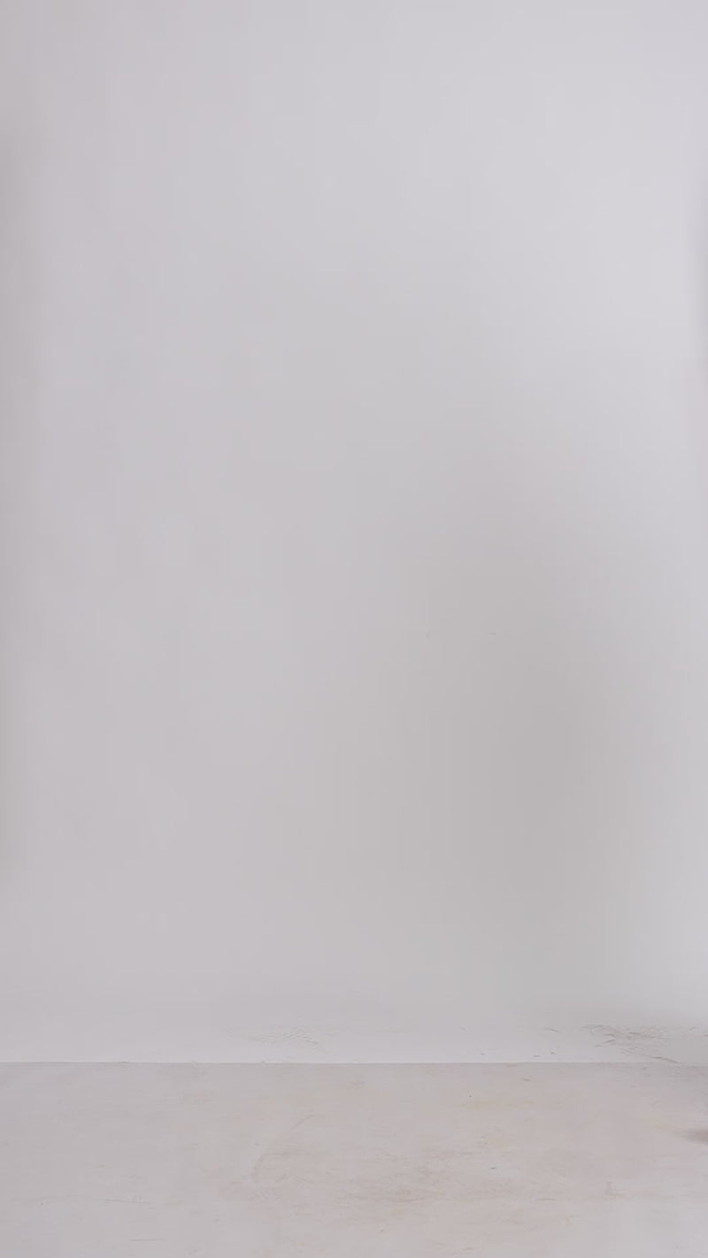 Blaue feine Blumendrucke auf weißem Hemd