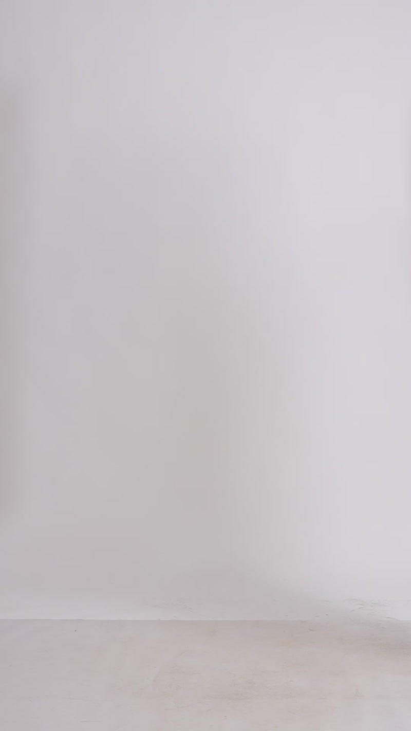 Olivgrüne kastanienbraune Drucke auf Weiß