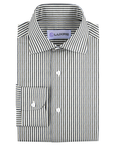 Robe noire à rayures sur fond blanc