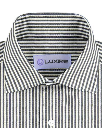 Robe noire à rayures sur fond blanc